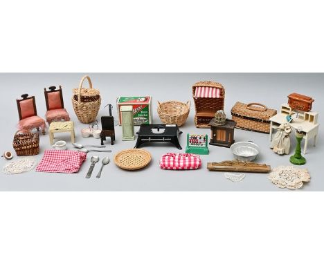 Konvolut Puppenzubehör, 20. Jh.Holz, Korbgeflecht, Plaste, Keramik. Verschiedene Einrichtungsgegenstände (Strandkorb, Körbe S