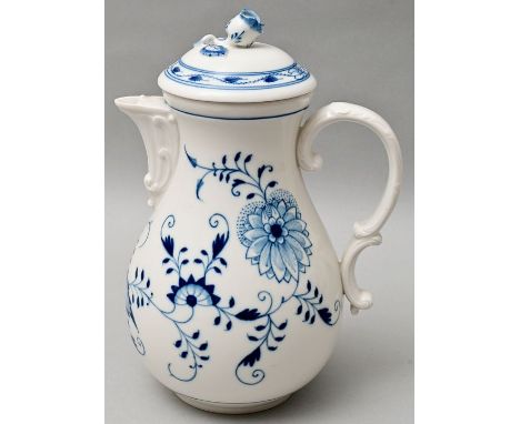 Kaffeekanne, Meissen, 2. H. 20. Jh.Neuer Ausschnitt, Zwiebelmusterdekor. Deckel an der Rose und am Innenring best., Kanne am 