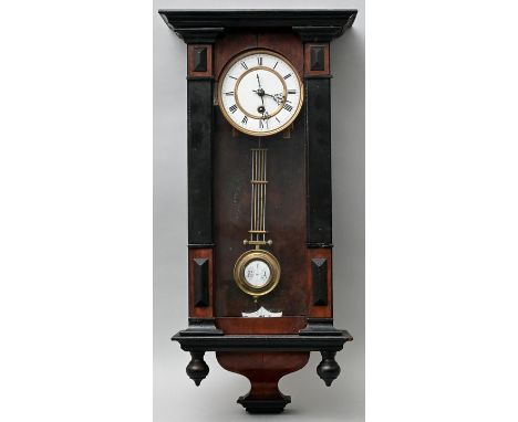 Zeittypischer Regulator, spätes 19. Jh.Wanduhr im dunkel gebeizten Holzgehäuse mit gedrechselten Ornamenten und dreiseitiger 