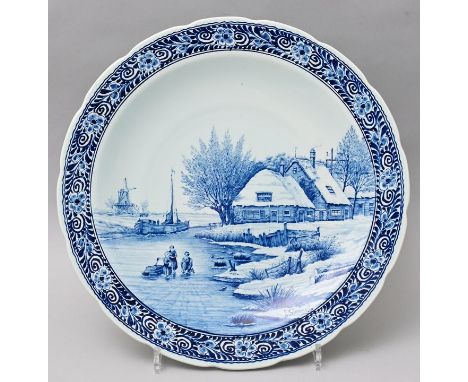 Großer Wandteller, Maastricht, Petrus Regout, 2. H. 20. Jh.Keramik, in Delfter Art dekoriert in Blau (Kupferdruck) auf bläuli