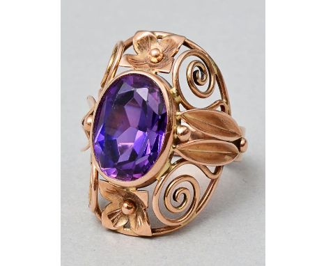 Ring mit Amethyst, 2. H. 20. Jh.Goldschmiedearbeit. Fassung Gold 585, durchbrochen gearbeitet, hoch gearbeitetes Schaustück b