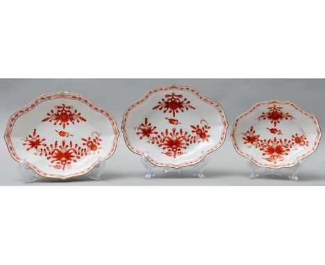 Drei Schälchen, Meissen, 2. H. 20. Jh.Porzellan, Vierpassform. Indische Malerei in korallenrot mit Goldpunkten, Goldrand. Sch