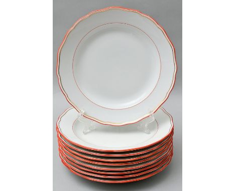 Neun Speiseteller, Meissen, 1. H. 20. Jh.Porzellan, Neuer Ausschnitt, korallenroter Rand, anschließend Goldfaden, korallenrot