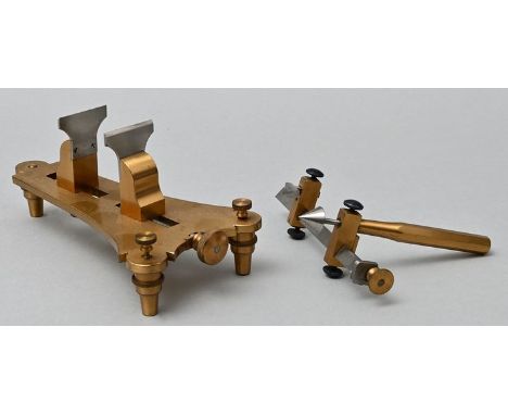 Kaliber-Zirkel und Unruhwaage, 20. Jh.Messing und Stahl. Zwei Präzisionswerkzeuge für den Uhrmacher. L 11 und 14 cm. Leichte 