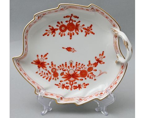 Blattschale, Meissen, 2. H. 20. Jh.Porzellan, indische Korallenrot-Malerei, rot Goldpunkte, Goldrand, Asthenkel. Schwertermar