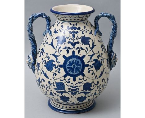 Historistische Vase, Italien, Richard Ginori, Ende 19. Jh.Keramik, eiförmiger Korpus mit gedrehten Henkeln mit Satyrköpfen al