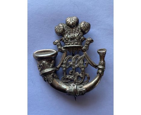 A die stamped Pagri Badge with Prince of Wales feathers above CLI and decorative slung bugle, with vertical pin mount.  *CR: 