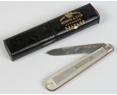 An Edwardian silver folding fruit knife with mother of pearl scales and in Gibson & Co. leather case. Assayed Sheffield 1909 