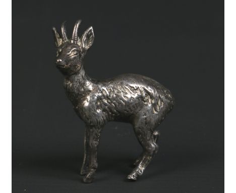 A small sterling silver model of a buck. Stamped 925, 5cm. Condition Report. To be used as a guide only. Good condition.