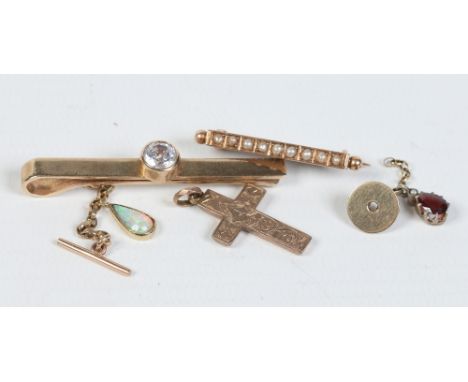 A collection of jewellery; 9 carat gold tie clip set with a cubic zirconia, a 9 carat gold crucifix pendant, a bar brooch set