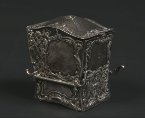 An Edwardian novelty silver snuff box modelled in the form of a sedan chair. Assayed London 1903. 70 grams, 5.5cm. Condition 