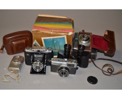 A Zeiss Ikon Ikonta M Folding Camera, type 524/16, serial no W70732, Novar Anastigmat 75mm f/4.5 lens, Prontor-SV shutter stu