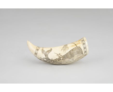 Scrimshaw "Harpooning a Sperm Whale". Pottwalzahn mit szenischer Darstellung einer Walfangszene mit 6 Walfängern, oben eine I