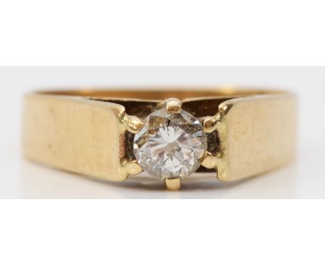 A 9ct gold brilliant cut diamond solitaire ring, L, 2.7g