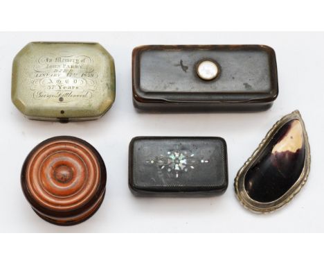 A 19th century horn table snuff box, inset with a compass, 9 x 3.5 x 2.5cm, a Victorian memorial snuff box, dated 1859 and th
