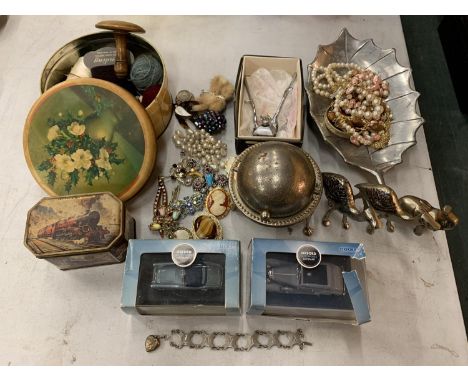 A MIXED COLLECTION TO INCLUDE COSTUME JEWELLERY, VINTAGE TINS, TWO BOXED OXFORD MODEL CARS ETC. 