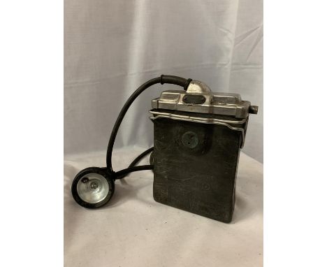 A VINTAGE MINERS LAMP AND BATTERY 