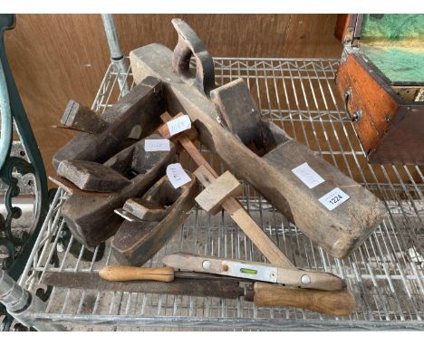 AN ASSORTMENT OF VINTAGE HAND TOOLS TO INCLUDE WOOD PLANES, FILES AND A SPIRIT LEVEL ETC 