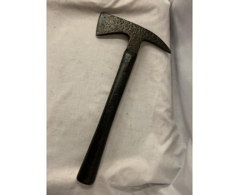 A CHILLINGTON WW2 FIRE AXE 