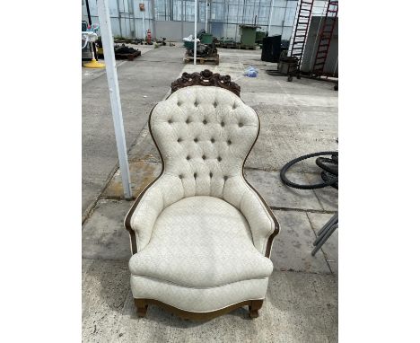 A CONTINENTAL WALNUT FRAMED BUTTON BACK NURING CHAIR 