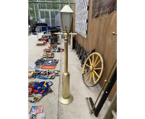 A DECORATIVE GILT STREET LIGHT STYLE LAMP 