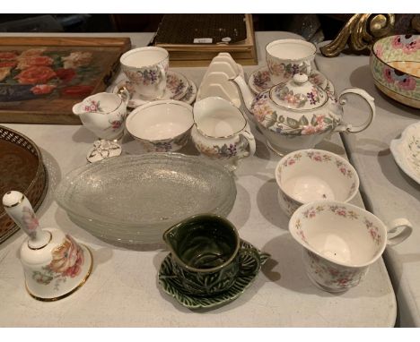 A COLLECTION OF CERAMIC  ITEMS TO INCLUDE A FLOWER DESIGN TEA SET COMPRISING OF A TEAPOT, CUPS, SIDE PLATES , MILK JUG, SUGAR