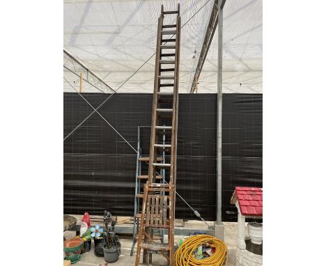 AN ASSORTMENT OF LADDERS TO INCLUDE A TUBULAR METAL 5 RUNG STEP LADDER A WOODEN EXTENDING LADDER AND A VINTAGE 2 RUNG STEP LA