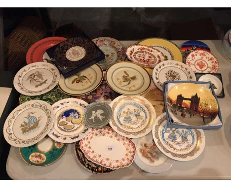A LARGE COLLECTION OF COLLECTORS PLATES TO INCLUDE SOME BOXED PIECES OF WEDGWOOD AND ROYAL WORCESTER 