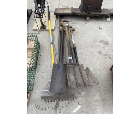 AN ASSORTMENT OF GARDEN TOOLS TO INCLUDE A VINTAGE FORK, SPADE, SHOVEL AND DITCHING SPADE ETC 