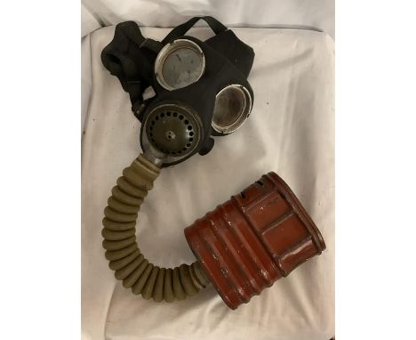 A WW2 1940 DATED BRITISH GENERAL SERVICE GAS MASK 
