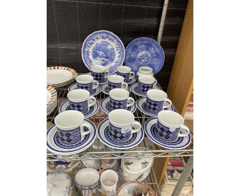 AN ASSORTMENT OF BLUE AND WHITE CERAMIC WARE TO INCLUDE 11 ROYAL DOULTON LAMBETHWARE CUPS AND SAUCERS ETC 