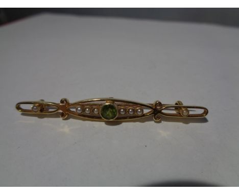 A MARKED 15 CARAT GOLD BROOCH WITH PEARL AND A PALE GREEN STONE DECORATION GROSS WEIGHT 3.7 GRAMS 