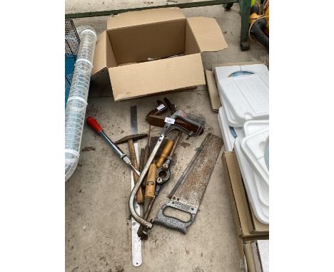 AN ASSORTMENT OF HAND TOOLS TO INCLUDE A WOOD PLANES AND SAWS ETC 