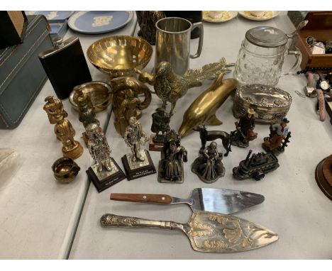 VARIOUS BRASS AND WHITE METAL ITEMS TO INCLUDE SEVERAL SMALL HISTORICAL FIGURES, A HIP FLASK AND AN ORNATE FLORAL TRINKET BOX