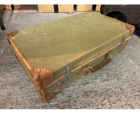 A VINTAGE GREEN CASE WITH A TAN LEATHER HANDLE, EDGE BINDING AND INNER STRAPS 
