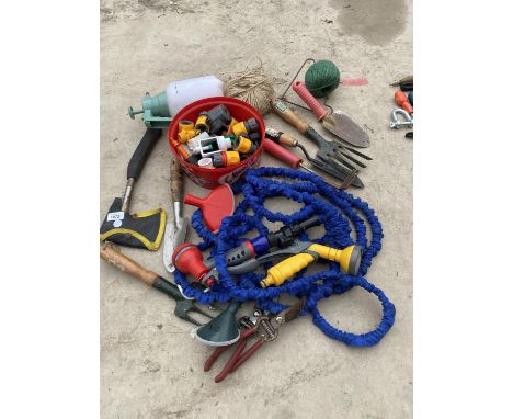 AN ASSORTMENT OF GARDEN TOOLS TO INCLUDE A TROWEL, AXE AND FORKS ETC 
