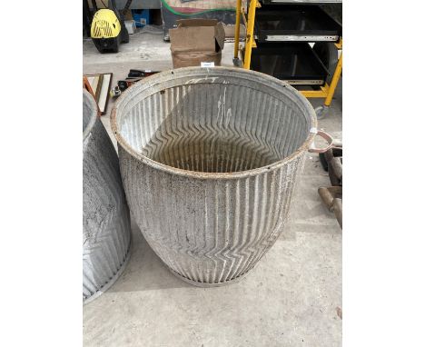 A VINTAGE GALVANISED DOLLY TUB 