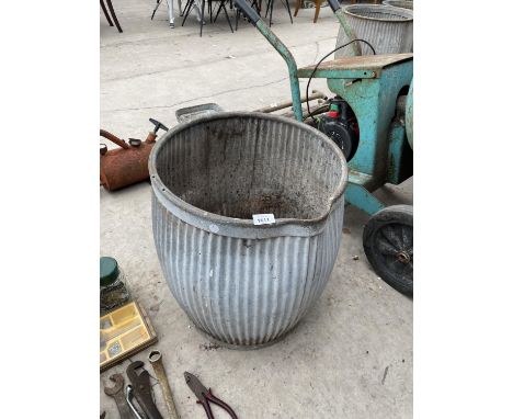 A VINTAGE GALVANISED DOLLY TUB 