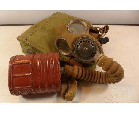 A WORLD WAR II GAS MASK AND BAG 