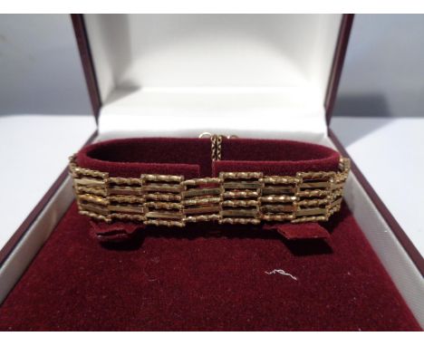 A 9 CARAT GOLD GATE BRACELET WITH PRESENTATION BOX GROSS WEIGHT 4.5 GRAMS 