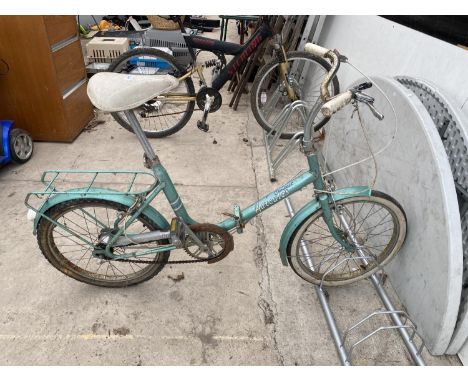 A VINTAGE LADIES COMPACT HERCULES BIKE 
