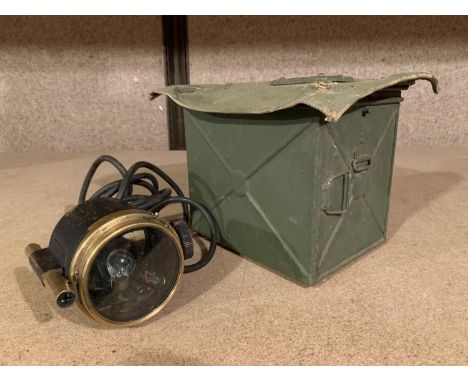 A WW2 SIGNALLING LAMP IN CASE 