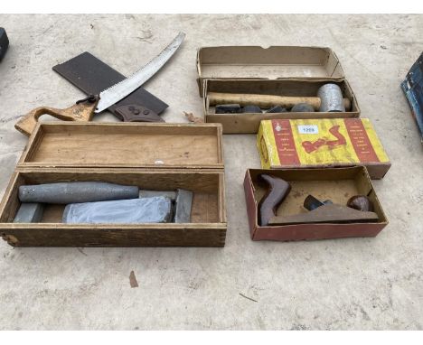 AN ASSORTMENT OF HAND TOOLS TO INCLUDE WOOD PLANE, SHARPENING STONES AND A MALLET ETC 