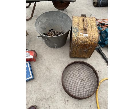 AN ASSORTMENT OF VINTAGE ITEMS TO INCLUDE A FUEL CAN, RIVER PAN AND A GALVANISED BUCKET ETC 