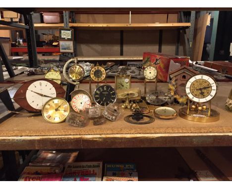 A LARGE COLLECTION OF CLOCKS AND CLOCK PARTS TO INCLUDE A METAMEC MANTEL CLOCK ETC. 