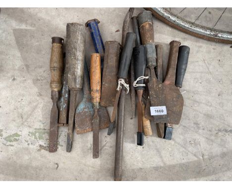 AN ASSORTMENT OF VINTAGE CHISELS 