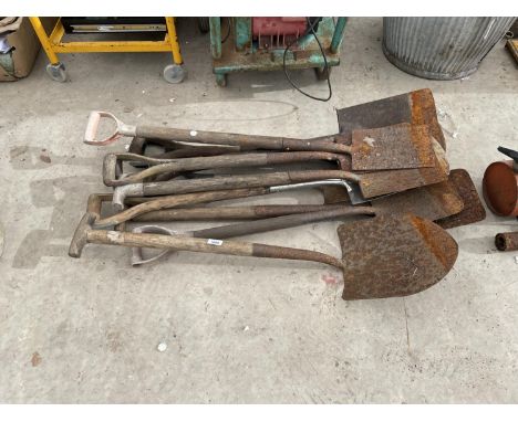A LARGE QUANTITY OF VINTAGE SPADES AND SHOVELS 