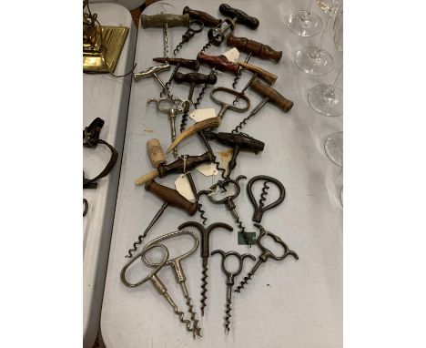 A COLLECTION OF VINTAGE CORKSCREWS 