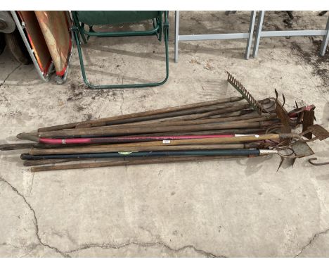 AN ASSORTMENT OF VINTAGE RAKES AND HOES ETC 