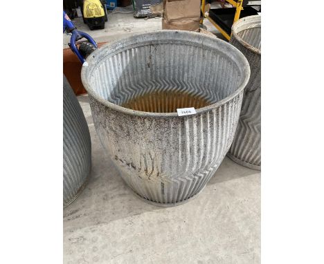 A VINTAGE GALVANISED DOLLY TUB 